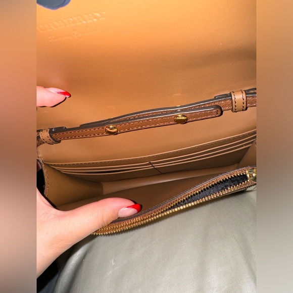 BRAND NEW. CROSSBODY BURBERRY PURSE WITH DUST BAG. - Picture 6 of 9